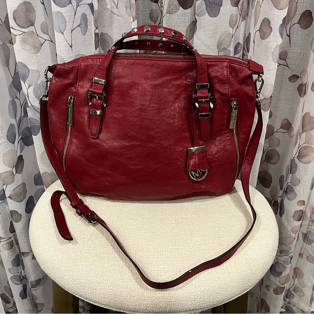 Michael Kors beautiful rich red purse in EUC. Measure approx 12”x16”.